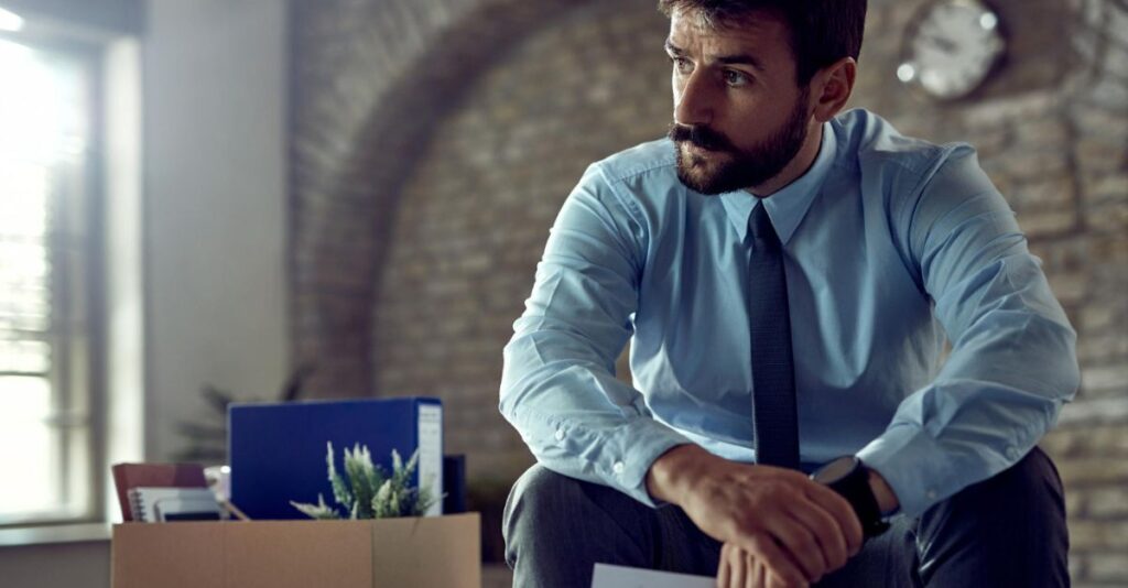 Hombre despedido con caja de objetos