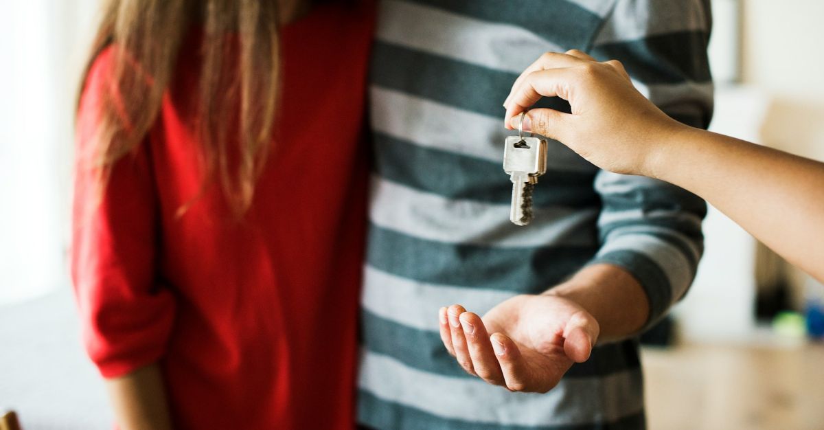 Entregar llaves tras invertir en propiedades para renta en Norteamérica