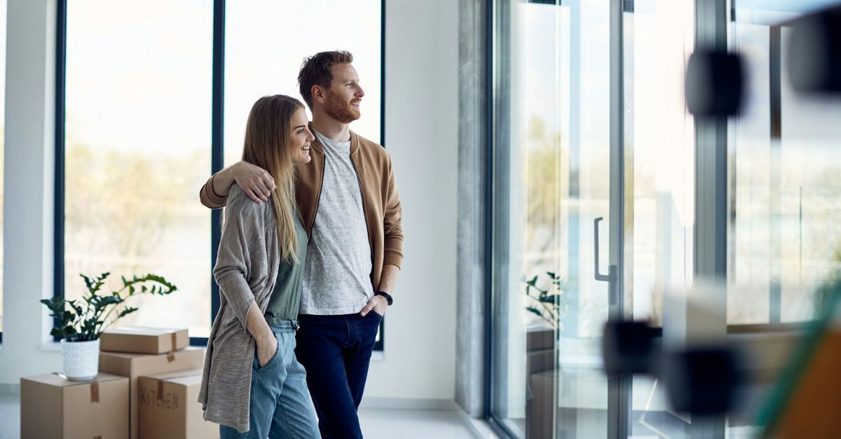 Pareja mirando su nueva casa