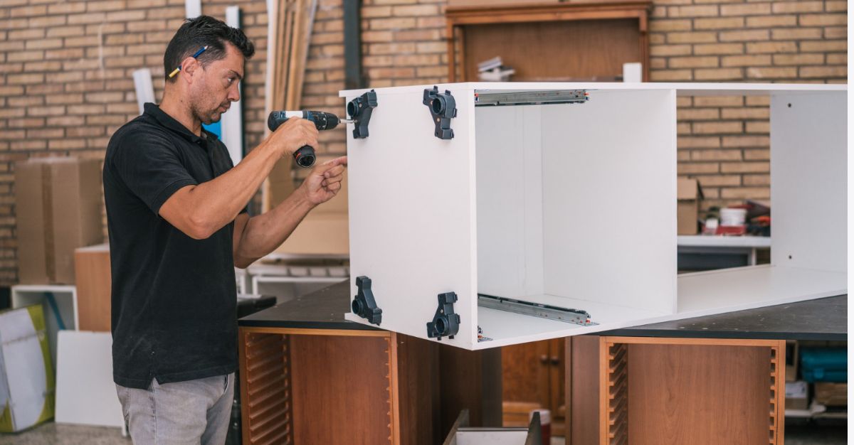 Hombre fabricando muebles personalizados