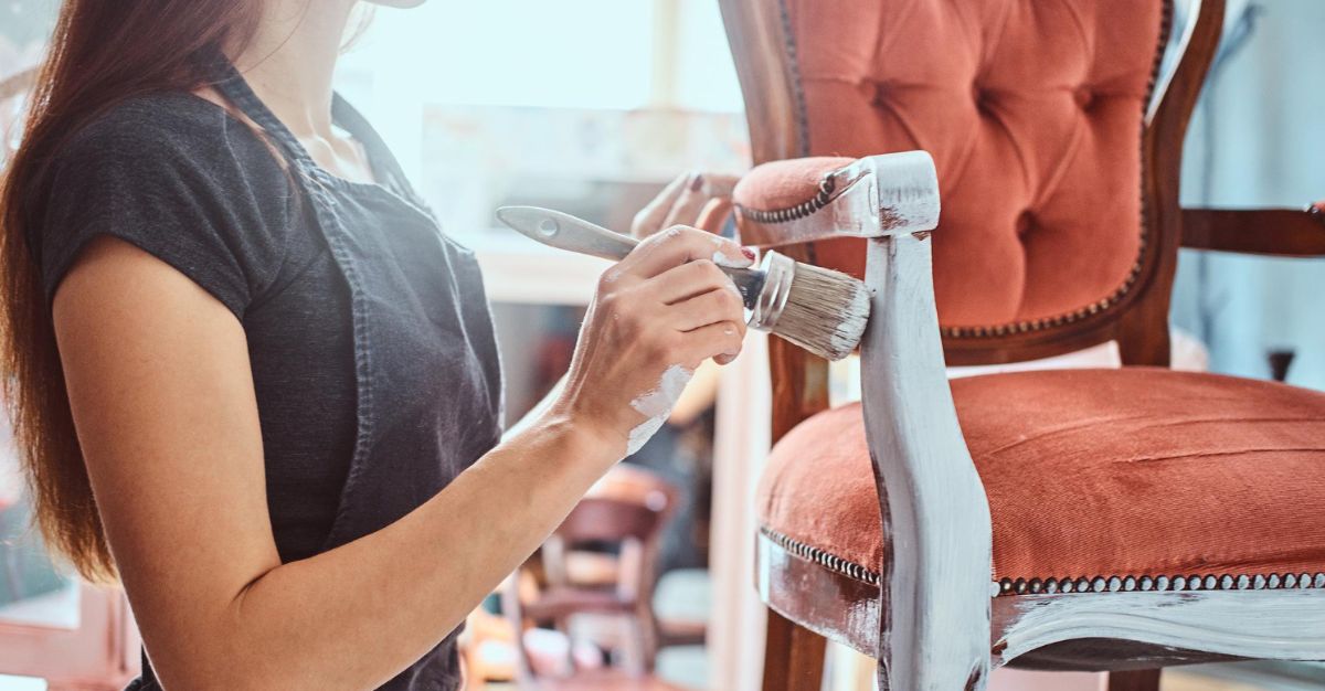 Mujer pintando silla artesanal