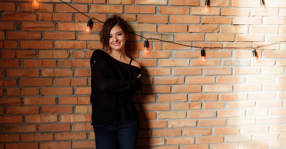 mujer en pared de ladrillos