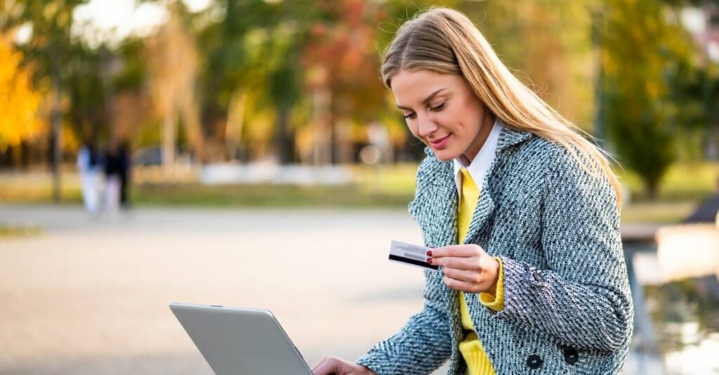 Mujer comprando tarjeta de crédito