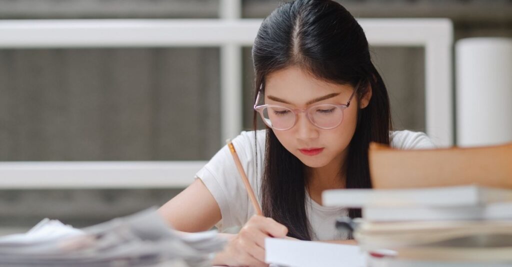 Estudiante asiática escribiendo