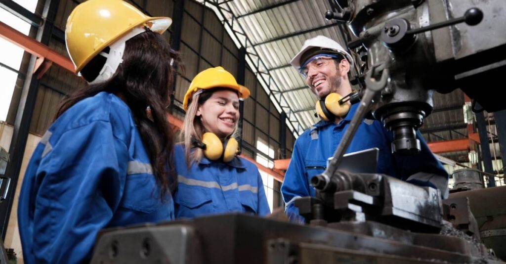 Personas trabajando en fábrica