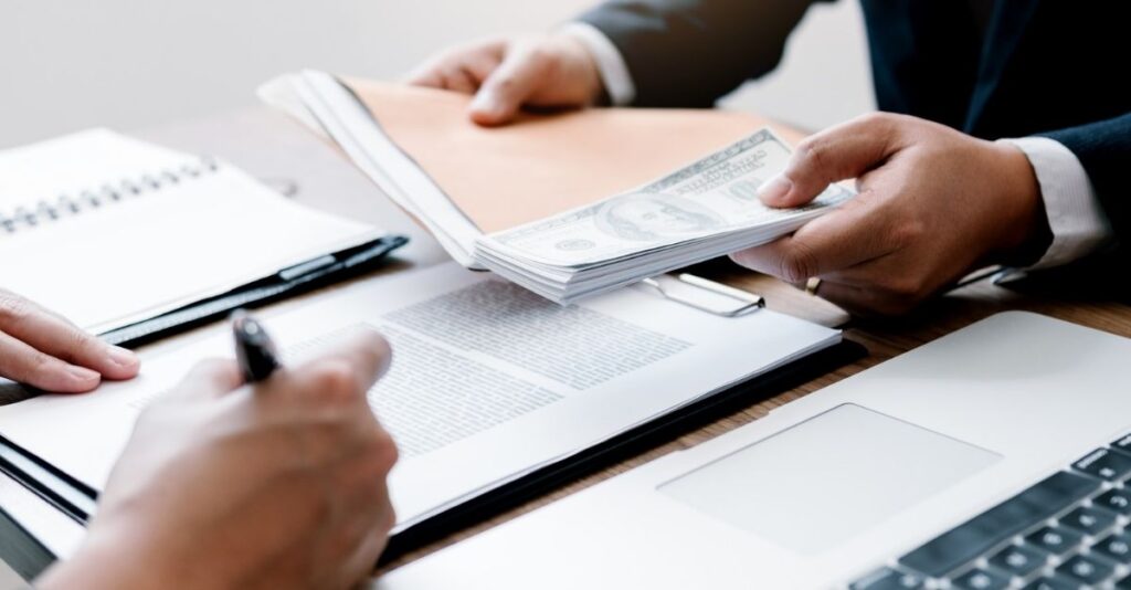 Persona con dinero en las manos