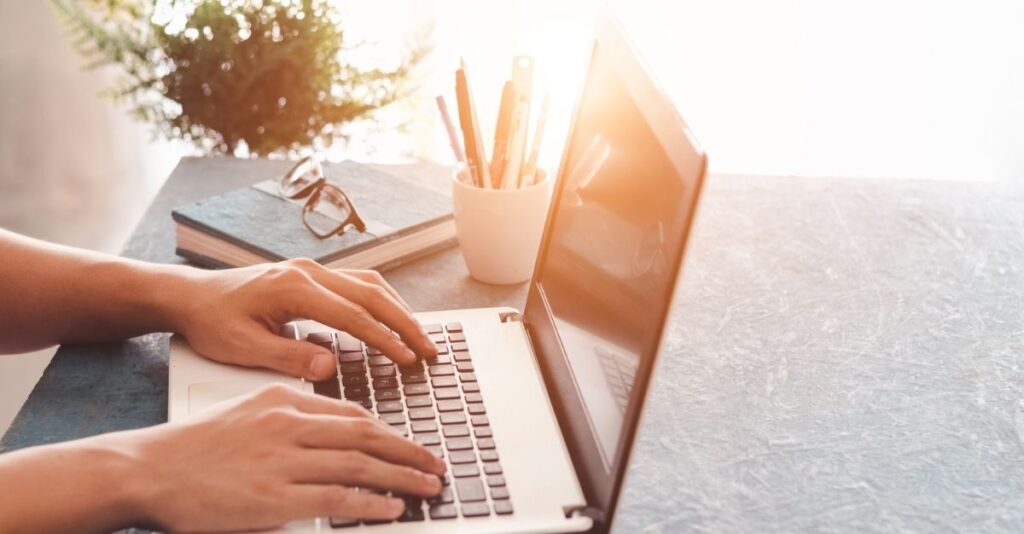 Mujer escribiendo en laptop