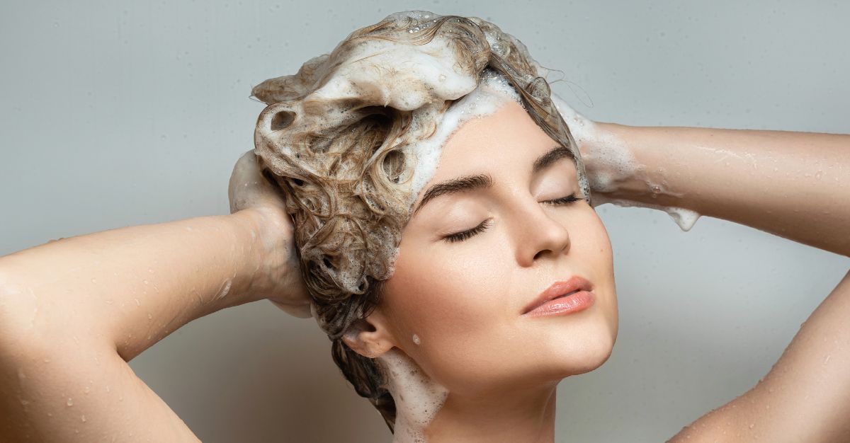 Mujer lavando melena
