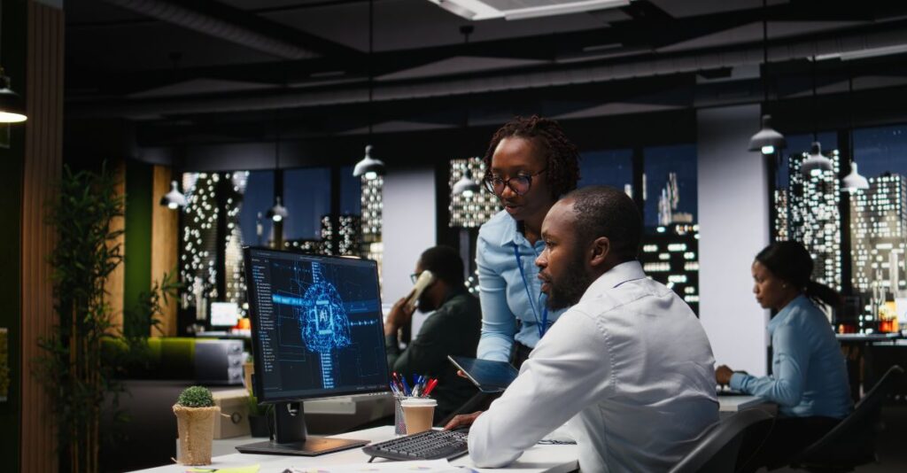 Trabajadores afroamericanos frente a computadora IA
