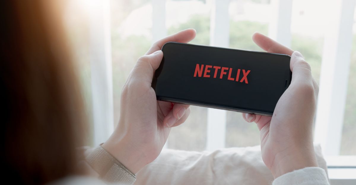 Persona viendo Netflix en su celular