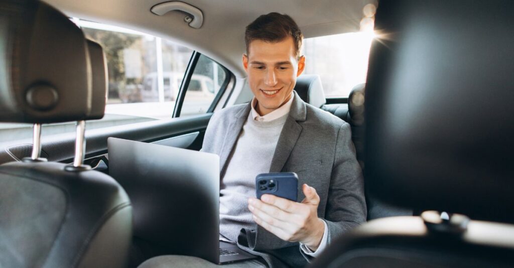 Pasajero viendo celular en coche