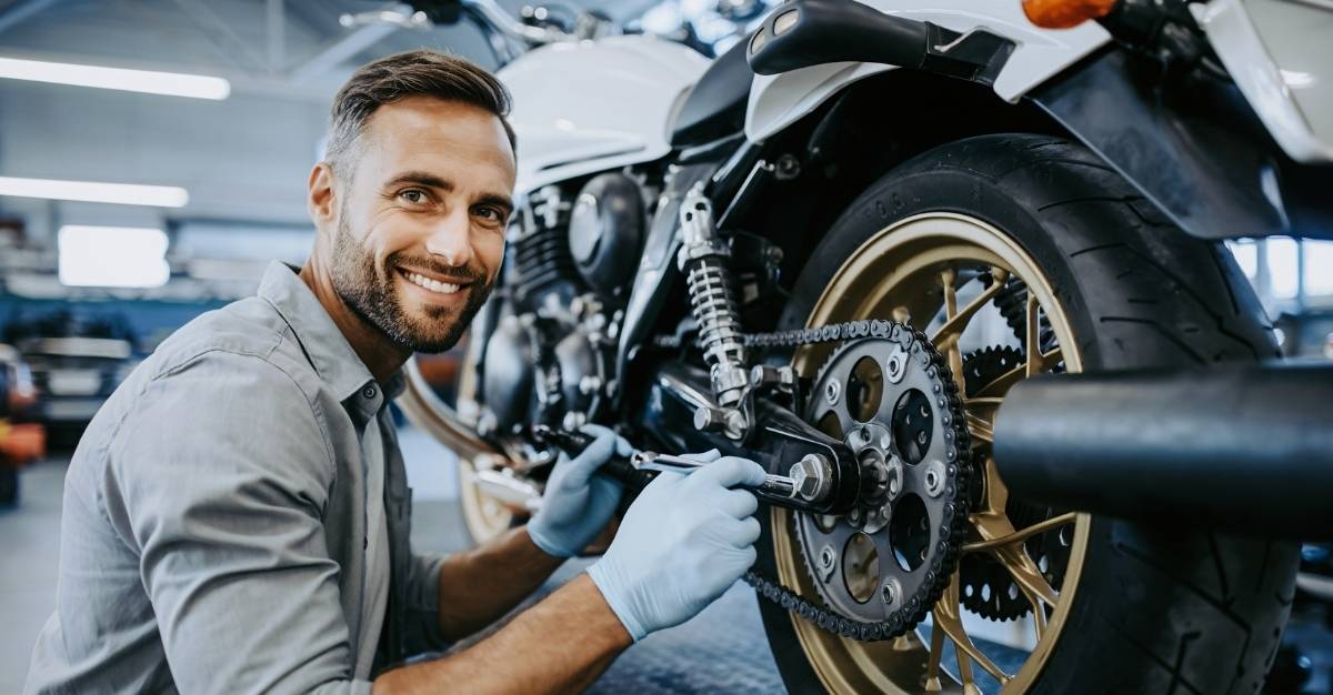 Revisión de motocicleta de mantenimiento