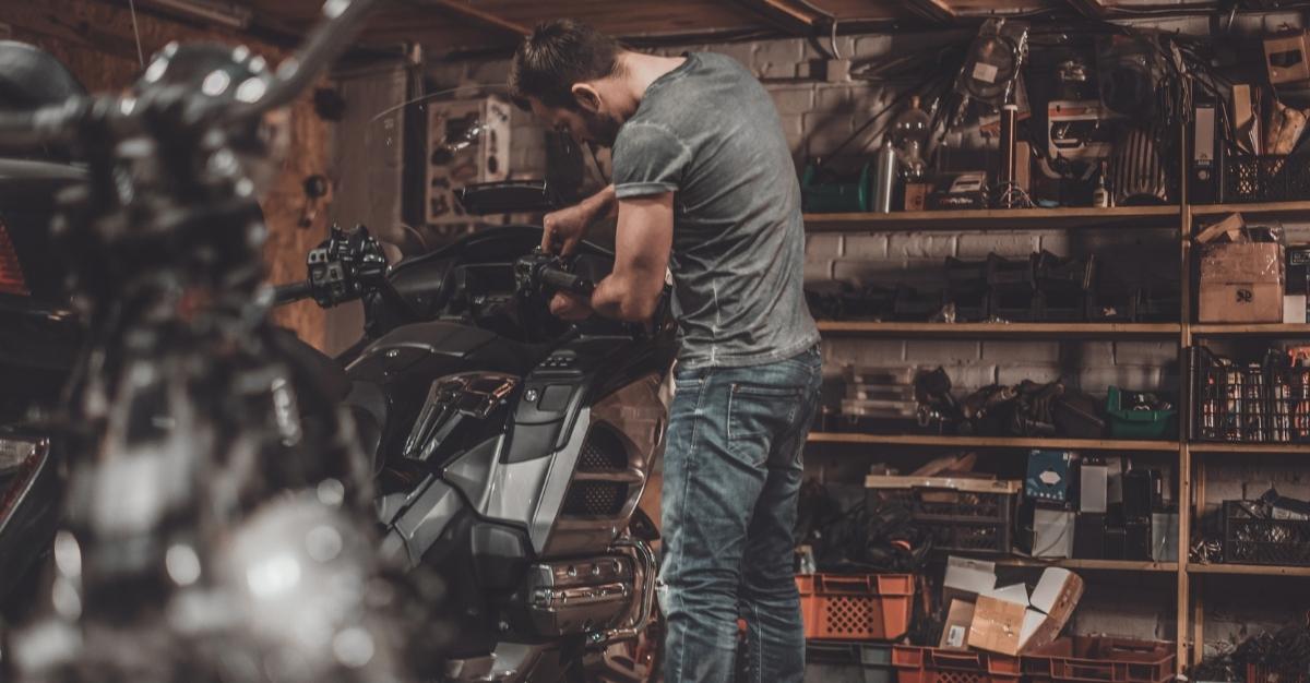 Hombre arreglando motocicleta accesorios