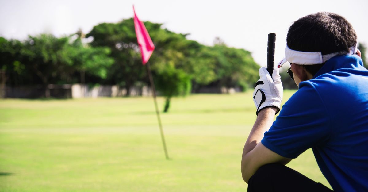 Jugador de golf en club deportivo